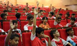 Van'da Öğrencilerine Sihirbazlık Gösterisi Sürprizi