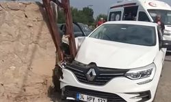 Iğdır'da Otomobil Direğe Çarptı: Sürücü Hafif Yaralandı