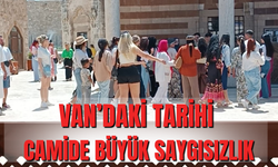 Van’da tarihi camiye şortla girdiler!