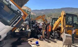 Adıyaman’da Freni Patlayan Kamyon Park Halindeki Araca Devrildi: Sürücü Hayatını Kaybetti