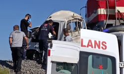 Feci Kaza! Tren Kamyoneti Metrelerce Sürükledi
