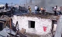 Sarıkamış’ta Korkutan Yangın: 2 Ev Alevlere Teslim Oldu