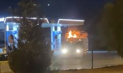 Alev Alan Kamyonetle Akaryakıt İstasyonuna Girdi
