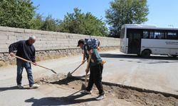 Erciş'in Mahallelerinde Yol Bakım ve Onarım Çalışmalarını Sürdürüyor