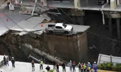Yol Çöktü: Bangkok'ta 50 Metre Derinliğinde Dev Çukur Oluştu
