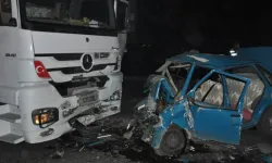 Tır ile Otomobil Kafa Kafaya Çarpıştı! Ölü Ve Yaralılar Var