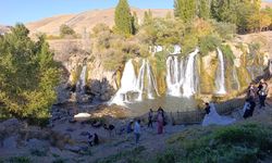Muradiye Şelalesi Sonbaharda Turistlerin Gözdesi Oldu!