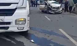 Arnavutköy'de Otomobil Tıra Çarptı: 1 Ölü, 2 Yaralı