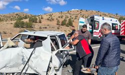Otomobiller kafa kafaya çarpıştı: 1'i ağır, 4 yaralı
