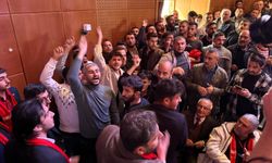 CHP İl Kongresi'nde Yumruklar Havada Uçuştu: Salona Çevik Kuvvet Sevk Edildi