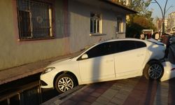 Malatya'da Kontrolden Çıkan Araç Balkona Girdi! 2’si Çocuk 3 Yaralı!