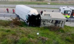 Balıkesir'de Feci Kaza: Minibüs Beton Bloğa Çarptı, 2 Ölü, 1 Yaralı