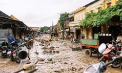 Vietnam’da Sel Felaketi: 13 Ölü, 116 Bin Ev Sular Altında!