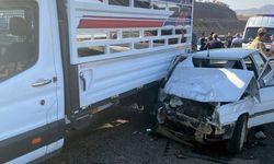 Kamyonet ile Otomobil Çarpıştı: Ölü Ve Yaralılar Var!