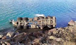 Beton mikseri Hazar Gölü’ne uçtu: Sürücü yaralı kurtarıldı