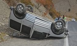 Hakkari-Van Karayolunda Korkutan Kaza: Hafif Ticari Araç Takla Attı, 2 Yaralı