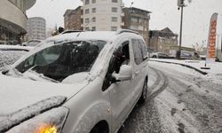 Hakkari’de Mevsimin İlk Karı Etkili Oldu: Şehir Beyaza Büründü
