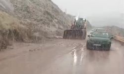 Yüksekova-Van Karayolunda Heyelan