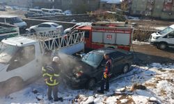 Yüksekova'da seyir halindeki otomobil yandı