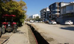 İskele Caddesi’ndeki Çukurlar Kazalara Davetiye Çıkarıyor: VEDAŞ Çalışmaları Tepki Topladı