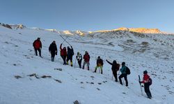 Vanlı Dağcılardan Öğretmenler Günü’ne Zirve Kutlaması!