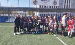 Özalp Kız Futbol Takımı Tarihi Başarıya İmza Attı: İl Birincisi Oldular!