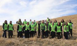 “Kadın Yaşamdır”: Gürpınar’da Yüzlerce Meşe Fidanı Toprakla Buluştu