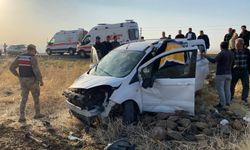 Hafif ticari araç tarlaya uçtu: 3 yaralı