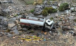 Su tankeri uçurumdan yuvarlandı: 1 yaralı