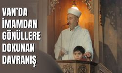 Van'da Minbere Çıkan Küçük Misafir, İmamın Yanında Hutbeyi Dinledi