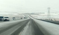 Van-Özalp Karayolunda Aniden Bastıran Dolu, Yolu Beyaza Bürüdü