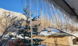 Başkale’de Dondurucu Soğuk: Çatılarda Metrelerce Buz Sarkıtı Oluştu