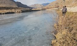 Dondurucu Soğuklar Zilan Çayı’nı Teslim Aldı!