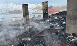 Van Çatak’ta Çatı Yangını: 2 Kişi Dumandan Etkilendi