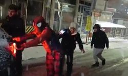 Mahsur kalan sürücüye örümcek adam yardım etti