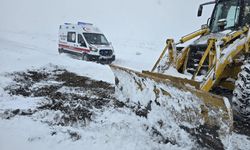Van’da Kar Altında Zamanla Yarış: Hasta Kepçeyle Ambulansa Ulaştırıldı