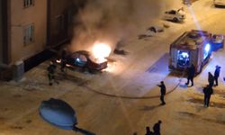Van'ın İpekyolu ilçesinde park halindeki otomobil alev alev yandı