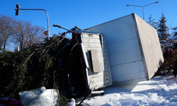 Erzurum’da Kamyon Refüje Çıkarak Devrildi: 1 Yaralı
