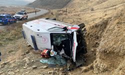Ambulans Devrildi: 3 Sağlık Çalışanı Yaralı