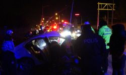 Otomobil direğe çarptı: Yaralılar var!