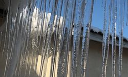 Van’ın komşusunda buz sarkıtları 2 metreyi geçti