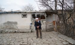 Muş’ta 86 yaşındaki Rüstem dede 50 yıldır sadece çay ve gofretle yaşamını sürdürüyor