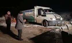 Özalp’te Gizli Buzlanma Kazaya Neden Oldu: 2 Araç Yoldan Çıktı