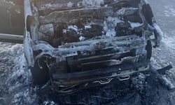 Van'da Seyir Halindeki Kamyonet Alev Alev Yandı