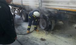 Van'da Seyir Halindeki Tırın Lastikleri Alev Aldı!