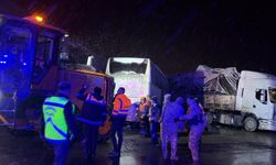 Yolcu otobüsü tıra çarptı: Çok sayıda yaralı var!