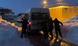 Buzlu yolda mahsur kalan minibüsü vatandaşlar kurtardı