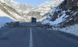 Van'ın Komşu İlinde Karayola Dev Kayalar Düştü: Yollar Kapalı
