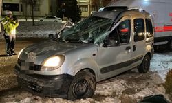 Hafif ticari araç aydınlatma direğine çarptı: Çok sayıda yaralı var!