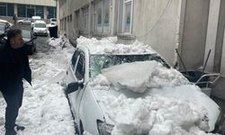 Çatıdan Düşen Kar Otomobili Hurdaya Çevirdi!